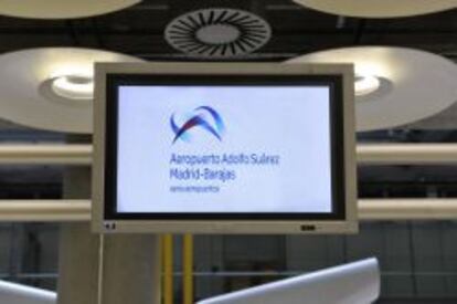 Pantalla del aeropuerto de Madrid incorporando esta ma&ntilde;ana el nombre del presidente Adolfo Su&aacute;rez.