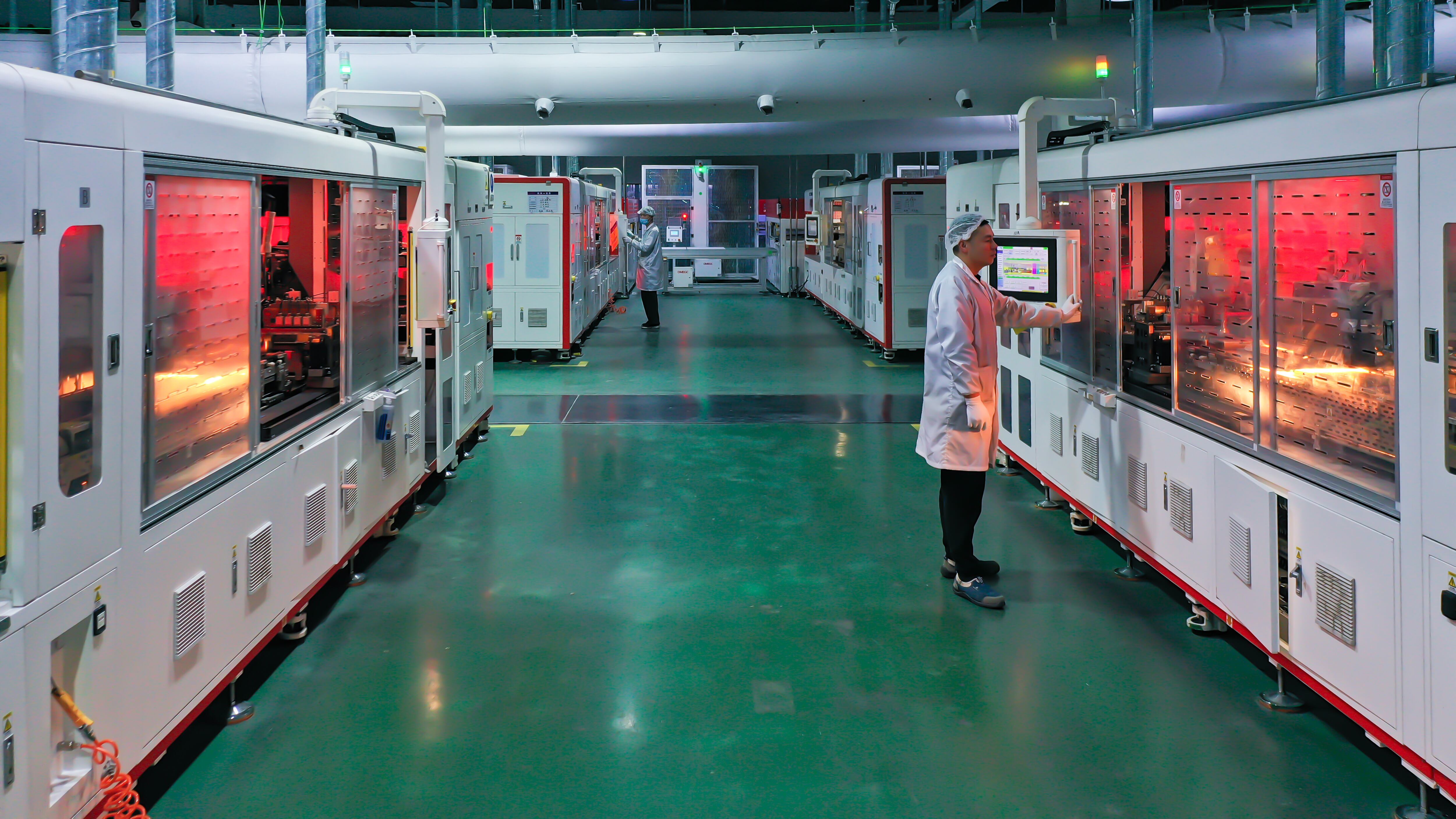 Sustituir el silicio como elemento básico de componentes electrónicos es uno de los grandes objetivos de la ciencia de materiales. Por ejemplo, en paneles solares como los que fabrica este laboratorio industrial en la provincia china de Jiangsu.