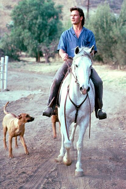 Patrick Swayze en uno de sus caballos.