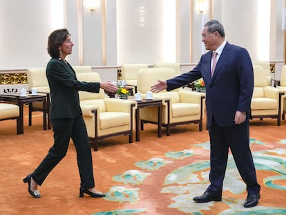 La secretaria de Comercio estadounidense, Gina Raimondo (izquierda), saluda al primer ministro chino, Li Qiang, en el Gran Salón del Pueblo de Pekín, el pasado 29 de agosto.