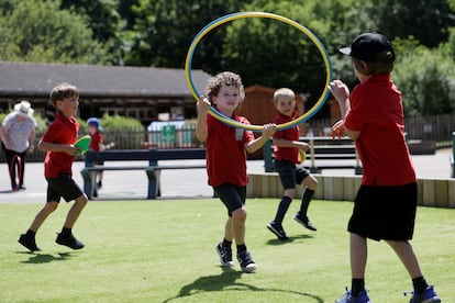 Varios niños juegan en uno de los colegios que ha reabierto sus puertas este lunes en Inglaterra.