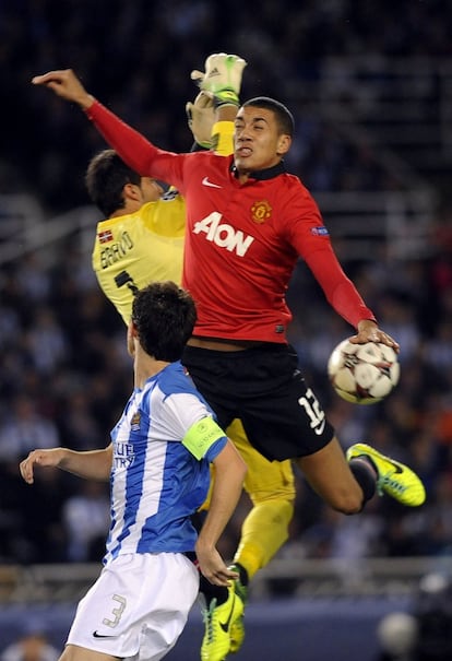 Smalling salta ante Claudio Bravo