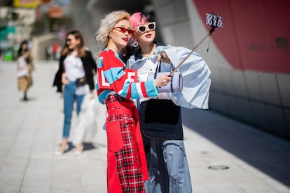 Dos invitadas al pasado desfile de Chanel en París