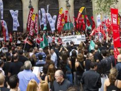 Manifestantes ante la sede de Caixa Catalunya en Barcelona para rechazar el bloqueo de las negociaciones del Expediente de Regulaci&oacute;n de Empleo (E