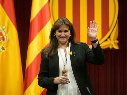 La nueva presidenta del Parlament, Laura Borràs, posa en el hemiciclo tras la sesión constitutiva del Parlament.