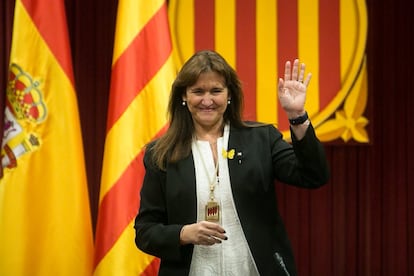 La nueva presidenta del Parlament, Laura Borràs, posa en el hemiciclo tras la sesión constitutiva del Parlament.