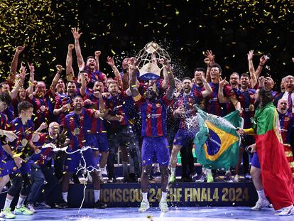 Dika Mem alza la copa de la Champions junto a todos los jugadores del Barça.