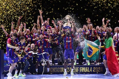 Dika Mem alza la copa de la Champions junto a todos los jugadores del Barça.