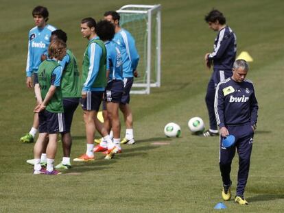 Mourinho y los jugadores del Real Madrid, durante el entrenamiento en Valdebebas.
