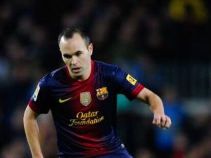 Iniesta conduce el balón este curso ante el Zaragoza
