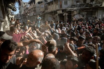 Una multitud se agolpa a las puertas de una panadería en la localidad de Jan Yunis, en el sur de la Franja de Gaza, el 24 de octubre de 2024.