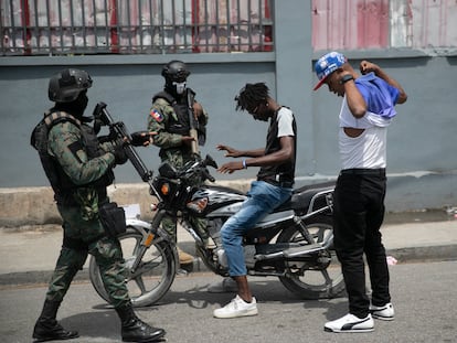 Fuerzas armadas registran a dos hombres en búsqueda de armas, en la zona de oficinas gubernamentales de Puerto Príncipe (Haití), el 11 de julio.