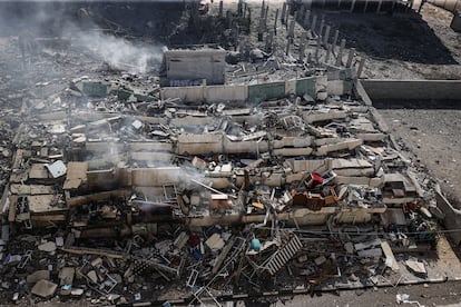 Un edificio residencial destrozado tras un bombardeo israelí, en Al-Zahra (Franja de Gaza).