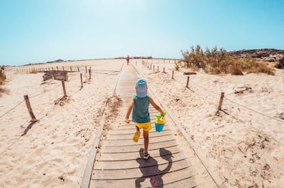 La playa de Pula, al sur de la isla italiana de Cerdeña, uno de los destinos con ofertas para este agosto.