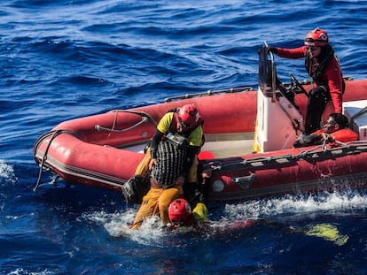 Maitane Carnero, patrona del buque 'Astral' de la ONG Open Arms, dirige una operación de rescate en el Mediterráneo Central.