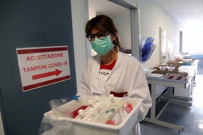 Una investigadora italiana en un laboratorio, el pasado abril.