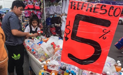 Bebidas azucaradas a la venta en un mercadillo de Ciudad de México.