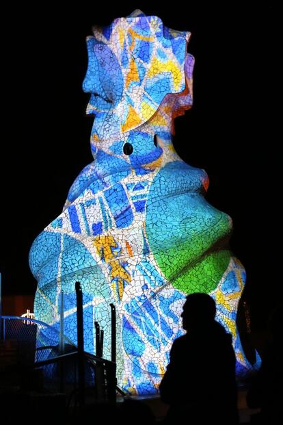 Uno de los seis badalots por los cuales se accede a la terraza de la Pedrera durante la projección de 'Origens'.