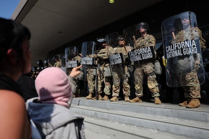 Manifestantes enfrentan a la Guardia Nacional en Los Ángeles, California, el 10 de junio del 2025.