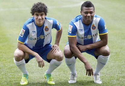 El mediapunta brasileño Phillippe Coutinho (izq.) y el delantero nigeriano con pasaporte español Kalu Uche posan durante su presentación en el estadio de Cornellà-El Prat.