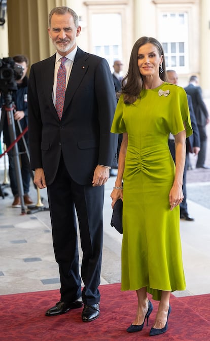 En mayo de este año, fue la reina Letizia la que acaparó todas las miradas con el mismo vestido. Lo lució en la recepción previa a la coronación de Carlos III en Buckingham Palace.