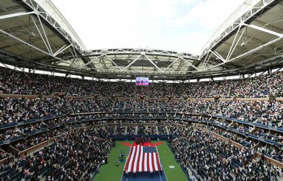 La bandera de Estados Unidos en la cancha central antes al inicio del partido.