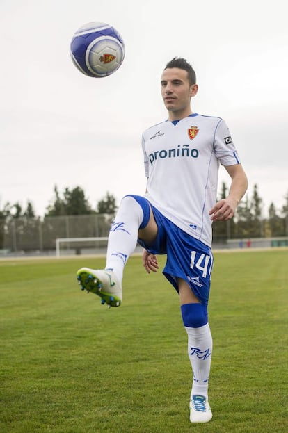 El nuevo lateral del Zaragoza José Manuel Fernández, de 23 años y procedente del Córdoba, posa con el balón en la Ciudad Deportiva del conjunto aragonés durante su presentación.