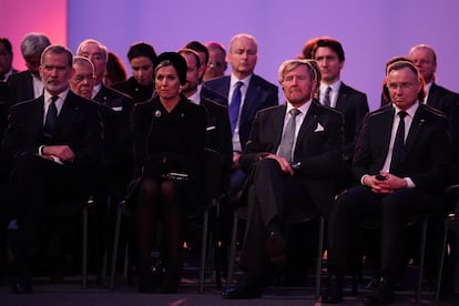 Los reyes Guillermo y Mxima de Holanda se han sentado junto a los reyes Felipe VI y Letizia, con quien mantienen una estrecha relacin de amistad. Cabe recordar que Espa?a fue el refugio de la princesa Amalia de Holanda despus de ser amenazada por una mafia mientras cursaba sus estudios de Poltica, Psicologa, Derecho y Economa. Fue en Madrid donde recibi la proteccin de la Casa Real espa?ola. 