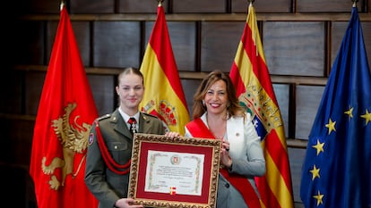 La princesa de Asturias, Leonor de Borbón, recibe el título de "hija adoptiva de Zaragoza" de manos de la alcaldesa de la ciudad, Natalia Chueca, en una ceremonia en el Ayuntamiento de Zaragoza.