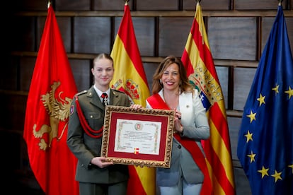 The Princess of Asturias, Leonor de Borbón, receives the title of adopted daughter of Zaragoza from the city's mayor, Natalia Chueca, in a ceremony at the Zaragoza City Hall.