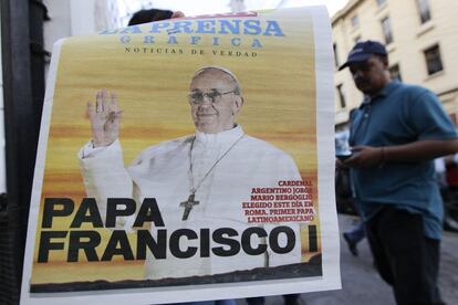 Aspecto de la portada de un diario que anuncia la elección del Papa Francisco en San Salvador. El Gobierno de El Salvador saludó mediante un comunicado al nuevo papa, el argentino Jorge Mario Bergoglio, Francisco y le deseó un "apostolado fecundo" a favor de la justicia.