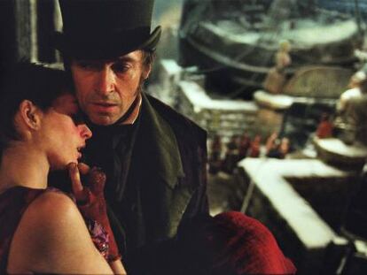 Hugh Jackman and Anne Hathaway in Les Mis&eacute;rables.