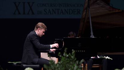 Dmytro Choni, ganador del Concurso Internacional de Piano Paloma O‘Shea, ayer durante la gala de clausura y entrega de premios en el Palacio de Festivales en Santander.