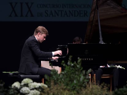 Dmytro Choni, ganador del Concurso Internacional de Piano Paloma O‘Shea, ayer durante la gala de clausura y entrega de premios en el Palacio de Festivales en Santander.