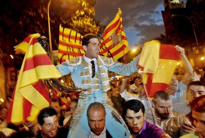 El torero catalán Serafín Marín marcha llevado a hombros por la Gran Vía de Barcelona camino de su hotel tras la última corrida celebrada en la Monumental de la Ciudad Condal.