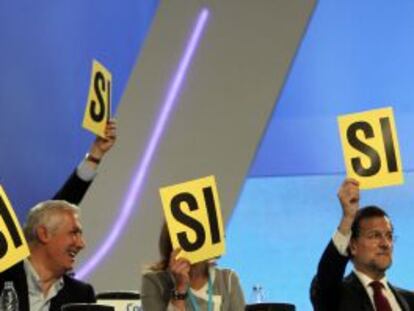 Arenas, Cospedal y Rajoy, durante una de las votaciones.