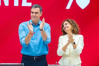 El presidente del Gobierno en funciones, Pedro Sánchez, junto a la ministra de Hacienda, María Jesús Montero.