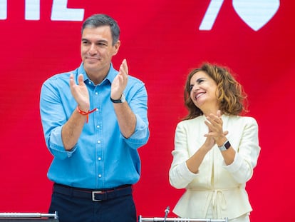 El presidente del Gobierno en funciones, Pedro Sánchez, junto a la ministra de Hacienda, María Jesús Montero.