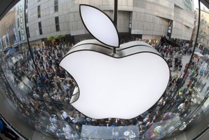 Clientes de Apple esperan la apertura de la tienda de la compañía en Múnich (Alemania).