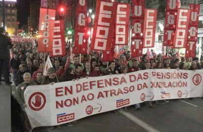 Varios miles de personas se manifiestan contra el pensionazo por las calles de Vigo