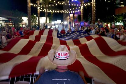 Simpatizantes del presidente Donald Trump ondean una bandera durante un evento en Chandler, Arizona.