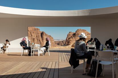 Visitantes en el patio interior del centro de visitantes de Al Ula.