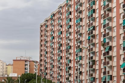 Pisos de alquiler en uno de los bloques de la empresa Cevasa, en la avenida de la Meridiana de Barcelona.