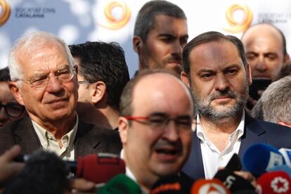 Desde la izquierda, Josep Borrell, ministro de Exteriores en funciones; Miquel Iceta, secretario general del PSC, y José Luis Ábalos, ministro de Fomento en funciones, antes de la marcha en Barcelona.