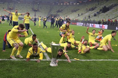 Los jugadores del Villarreal celebran su victoria tras la final.