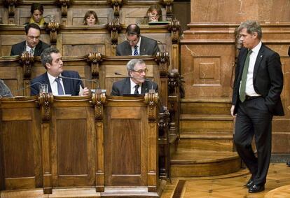 Xavier Trias, sentado, y Alberto Fernández Díaz en el último pleno del año del Ayuntamiento de Barcelona.