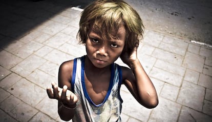 Un ni&ntilde;o pide dinero en Poipet, en la frontera entre Camboya y Tailandia.