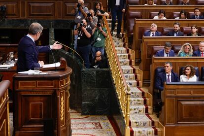 Alberto Núñez Feijóo se dirige a Pedro Sánchez durante su intervención en el pleno del Congreso el pasado miércoles.