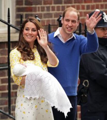 Los duques de Cambridge a la salida del hospital con su segunda hija en brazos.