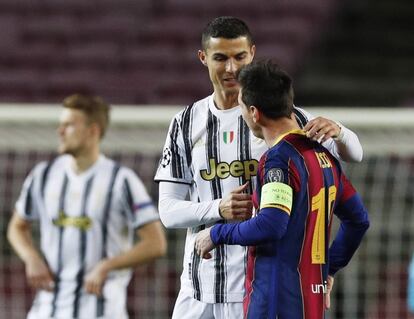 Cristiano Ronaldo y Messi se saludan al inicio del encuentro.